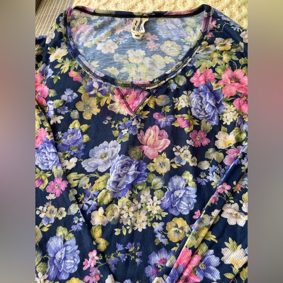 Free People floral Long Sleeve T-Shirt Top size M - Picture 3 of 3